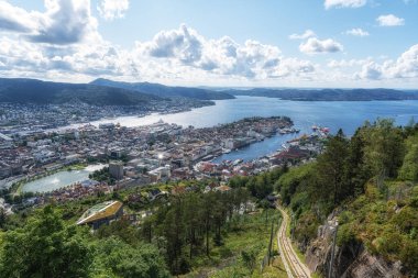 Floyen Dağı 'ndan Bergen yaz şehri manzarası. 4 Temmuz 2025 'te Bergen, Norveç' te çekildi.