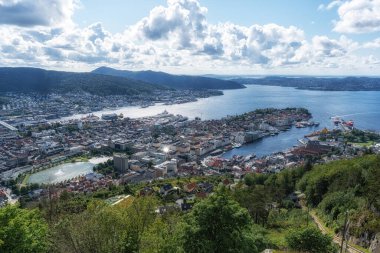 Floyen Dağı 'ndan Bergen yaz şehri manzarası. 4 Temmuz 2025 'te Bergen, Norveç' te çekildi.