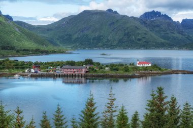 Austnesfjord, Lofoten adalarında yaz mevsiminde çekilmiştir. Norveç 'in Lofoten Adaları' ndaki ünlü turistik eğlence merkezi.