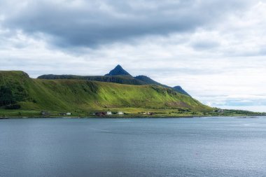 Lofoten adaları kıyı dağı manzaralı. Norveç 'te çekildi