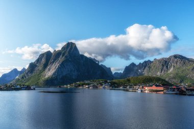 Lofoten Adaları 'nın manzarası ve Norveç' in Reine kentinden alınan Kuzey Buz Denizi manzarası