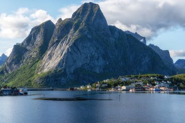 Lofoten Adaları 'nın manzarası ve Norveç' in Reine kentinden alınan Kuzey Buz Denizi manzarası
