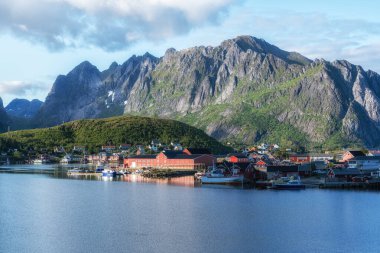 Lofoten Adaları 'nın manzarası ve Norveç' in Reine kentinden alınan Kuzey Buz Denizi manzarası