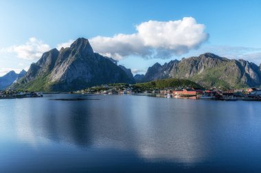 Lofoten Adaları 'nın manzarası ve Norveç' in Reine kentinden alınan Kuzey Buz Denizi manzarası
