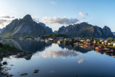 Lofoten Adaları Reine balıkçı köyü gün batımında ele geçirildi. Norveç 'in Lofoten kentindeki ünlü ikonik köy.