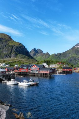 Norveç 'in Lofoten adalarındaki bir balıkçı köyünde kırmızı rorbu kulübeleri.