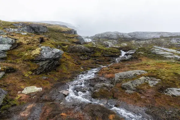 Ovre Blaafjeld Bro, Norveç 'teki Geiranger-Trollstigen Ulusal Turizm Rotası' na Yukarı Mavi Köprü manzaralı bakış açısı olarak da adlandırılır..
