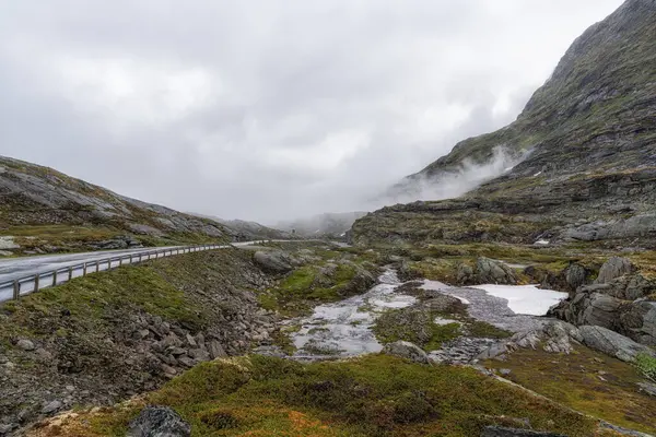 Ovre Blaafjeld Bro, Norveç 'teki Geiranger-Trollstigen Ulusal Turizm Rotası' na Yukarı Mavi Köprü manzaralı bakış açısı olarak da adlandırılır..