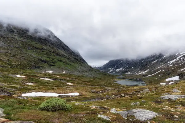 djupvatnet Gölü manzaralı ünlü manzaralı güzergah boyunca Norveç 'teki Geiranger-Trollstigen' den 63.