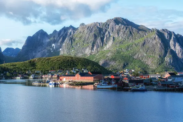 Lofoten Adaları 'nın manzarası ve Norveç' in Reine kentinden alınan Kuzey Buz Denizi manzarası
