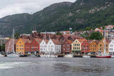 Bryggen hansa çeyreği, Bergen 'in eski rıhtımı, Norveç' in Bergen kentindeki ünlü turistik mekan. 3 Temmuz 2025 'te çekilmiştir.