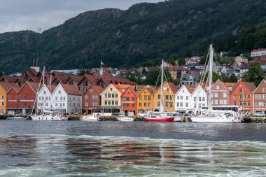 Bryggen hansa çeyreği, Bergen 'in eski rıhtımı, Norveç' in Bergen kentindeki ünlü turistik mekan. 3 Temmuz 2025 'te çekilmiştir.