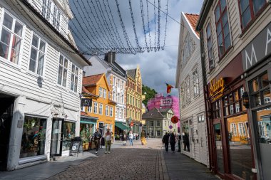 Çeşitli mağazaları ve dükkanları olan Bergen şehir merkezi. Bergen, Norveç 'te 3 Temmuz 2025' te çekildi.