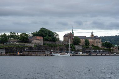 Akershus, Norveç 'in Oslo kentindeki Aker Brygge alışveriş merkezinden 7 Temmuz 2025' te izlenen festasyon kalesi