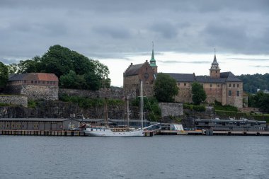 Akershus, Norveç 'in Oslo kentindeki Aker Brygge alışveriş merkezinden 7 Temmuz 2025' te izlenen festasyon kalesi