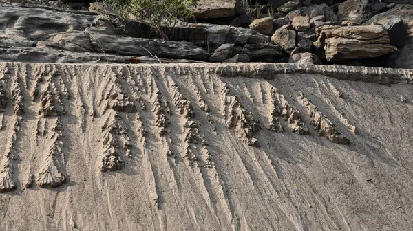 Dağlarda nehri olan güzel bir manzara.