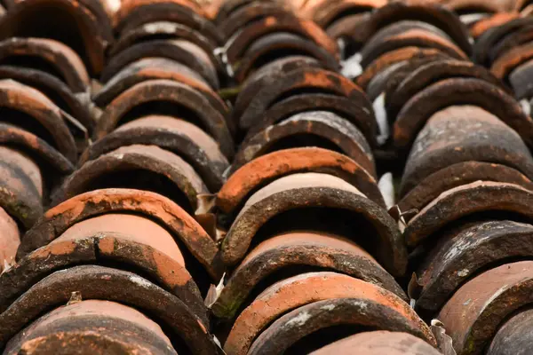 Geleneksel kil seramik kiremitli çatı kaplaması. Çatı döşemesi