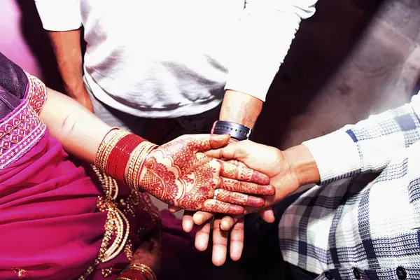 Geleneksel Hint düğünü, gelin ve damat eli.