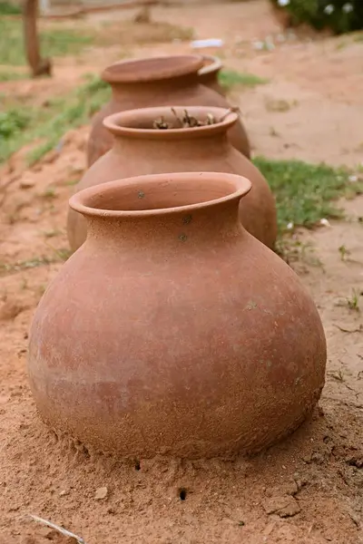 Geleneksel Çamur Su Saksıları Yeryüzüne Sıralanmış