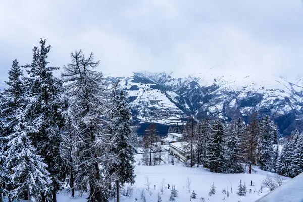 Vista Desde Distancia Estación Esquí Valle Montaña Con Abetos Cielo — Foto de Stock