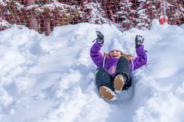 Krásná Dívka Purpurovém Lyžařském Obleku Sklouzne Zasněženého Kopce Koncept Zimních — Stock fotografie