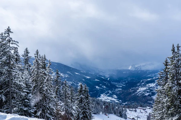 Vista Desde Distancia Estación Esquí Valle Montaña Con Abetos Cielo — Foto de Stock