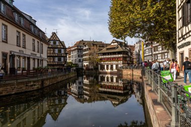 Strasbourg, Fransa - 29.10.2022: Strasbourg, Alsace, Fransa 'nın eski şehir su kanalı. Petite France. Yüksek kalite fotoğraf