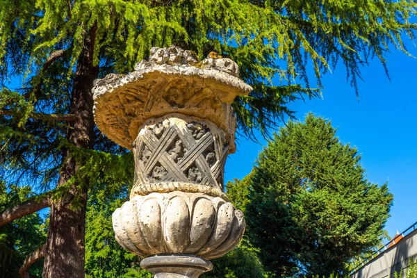 Красивая Старая Каменная Ваза Парке Старая Французская Архитектура Высокое Качество — стоковое фото