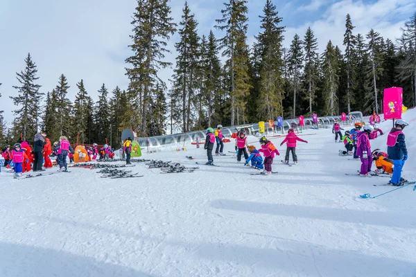Les Arcs, Fransa - 15.02.2022: ClubMed Les Arcs Panorama, öğretmen çocuklara kayak dersi veriyor. Çocuk açık hava aktiviteleri, Fransa 'daki Panorama Oteli yakınlarındaki kayak alanında kayak yapan çocuklar. Yüksek kalite fotoğraf