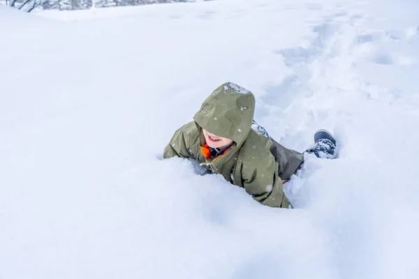 Ένα Αγόρι Που Παίζει Στο Χιόνι Δάσος Χειμερινές Διακοπές Ειδικό — Φωτογραφία Αρχείου