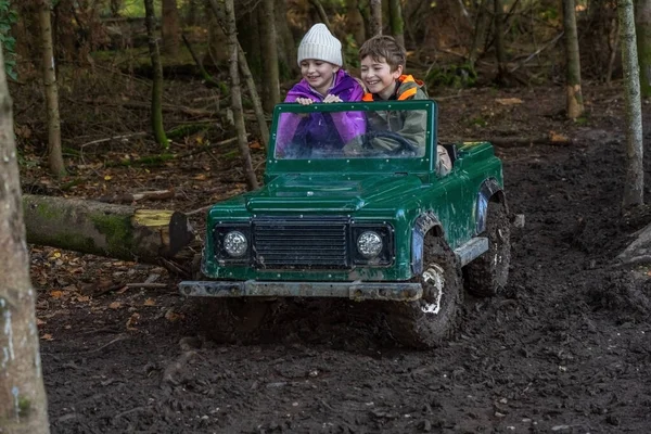 Dzieci Jeżdżą Otwartym Żelaznym Samochodem Dla Dzieci Ekstremalna Forma Rozrywki — Zdjęcie stockowe