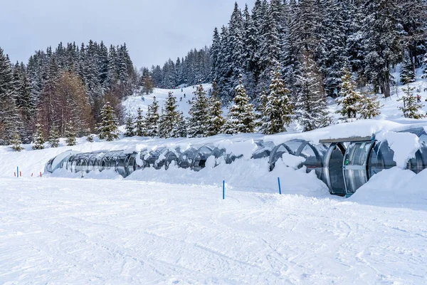 Magiska Mattan Skidlift Ett Glas Tunel Snöig Vinterdag Franska Skidorten — Stockfoto