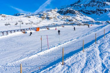 Alpes d 'Huez, Fransa - 31.12.2021: Cam bir tünelde sihirli halı kayak kaldırışı. Fransız kayak merkezinde karlı bir kış günü. Kaliteli fotoğraf