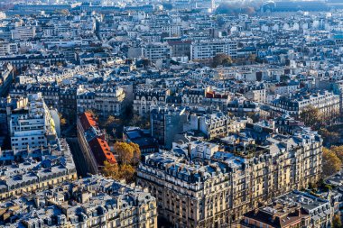 Eyfel Kulesi 'nden Paris' in panoramik hava manzarası. Paris 'in merkezindeki tipik Paris cepheleriyle güzel bir gökyüzü manzarası. Kaliteli fotoğraf