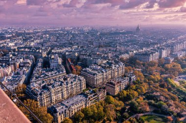Eyfel Kulesi 'nden Paris' in panoramik hava manzarası. Paris 'in merkezindeki tipik Paris cepheleriyle güzel bir gökyüzü manzarası. Kaliteli fotoğraf