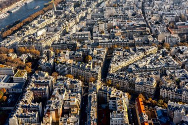 Eyfel Kulesi 'nin tarihi Paris binalarının üzerindeki güzel panoramik manzara. Paris ve Seine Nehri 'nin manzarası. Çatıların havadan görünüşü. Kaliteli fotoğraf