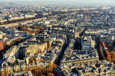 Eyfel Kulesi 'nden Paris' in panoramik hava manzarası. Paris 'in merkezindeki tipik Paris cepheleriyle güzel bir gökyüzü manzarası. Kaliteli fotoğraf