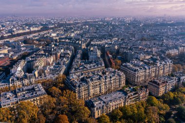 Eyfel Kulesi 'nden Paris' in panoramik hava manzarası. Paris 'in merkezindeki tipik Paris cepheleriyle güzel bir gökyüzü manzarası. Kaliteli fotoğraf