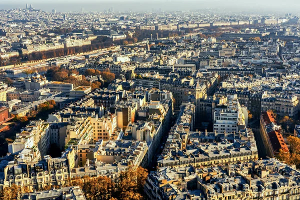 Eyfel Kulesi 'nden Paris' in panoramik hava manzarası. Paris 'in merkezindeki tipik Paris cepheleriyle güzel bir gökyüzü manzarası. Kaliteli fotoğraf