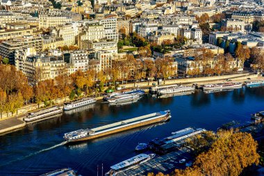 Eyfel Kulesi 'nin tarihi Paris binalarının üzerindeki güzel panoramik manzara. Paris ve Seine Nehri 'nin manzarası. Çatıların havadan görünüşü. Kaliteli fotoğraf