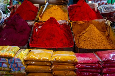Hindu Holi festivali için pazarda çok renkli renkli holi renkli toz var. Mysore 'daki Hint pazarı. Yüksek kalite fotoğraf