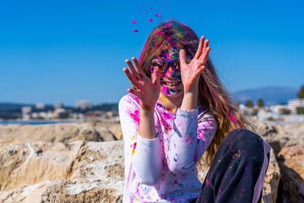 Молодая Европейская Девушка Празднует Святой Праздник Фоне Голубого Неба Высокое — стоковое фото