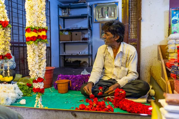 Mysore Indie 2023 Kwiaciarnia Dekoracje Kwiatowe Girlandy Rynku Mysore Wysokiej — Zdjęcie stockowe