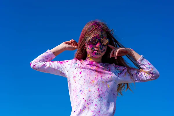 Joven Chica Europea Celebrando Festival Sagrado Sobre Fondo Cielo Azul — Foto de Stock