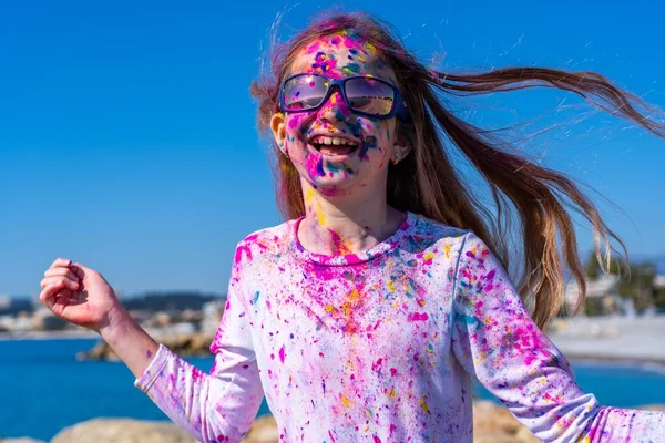 Νεαρή Ευρωπαία Γιορτάζει Ιερό Φεστιβάλ Φόντο Γαλάζιου Ουρανού Υψηλής Ποιότητας — Φωτογραφία Αρχείου