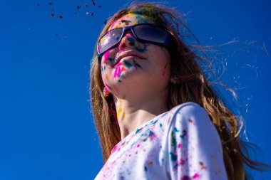 Genç Avrupalı kız mavi gökyüzü arka planında kutsal festivali kutluyor. Yüksek kalite fotoğraf