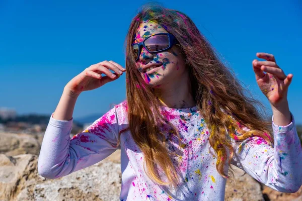 Joven Chica Europea Celebrando Festival Sagrado Sobre Fondo Cielo Azul — Foto de Stock