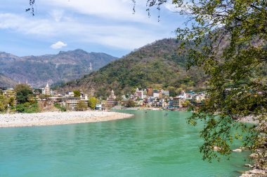 Rishikesh, Uttarakhand - 27.03.2023: Hindistan 'da yoga şehri, Gange Nehri Ganga Rama Jhoola Jula manzarası. Dünyanın Yoga Başkenti. Yüksek kalite fotoğraf