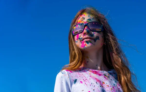 Молодая Европейская Девушка Празднует Святой Праздник Фоне Голубого Неба Высокое — стоковое фото