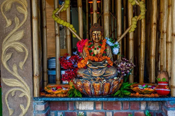 Bronzová Socha Buddhy Sedící Meditaci Květinovou Výzdobou Pro Slavnostní Ceremoniál — Stock fotografie